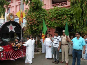 SDM Ravindra Chouksey & Home Guard, Commandant Karan Singh & Sanjeev R Nagaria Managing Directore Shealing group of Education on Monday,  july 4 flagged off the Shiv Dharsh